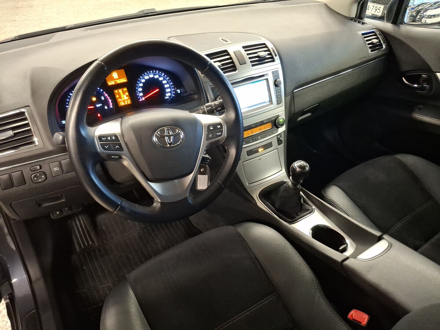 TOYOTA Avensis 2015