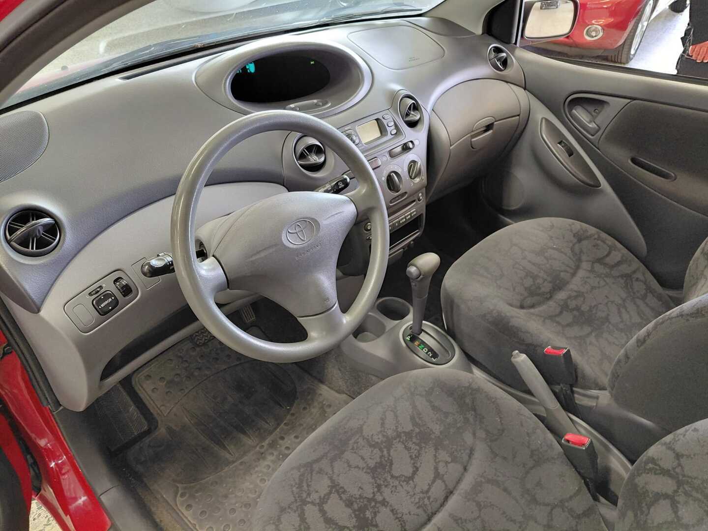 TOYOTA Yaris 2001
