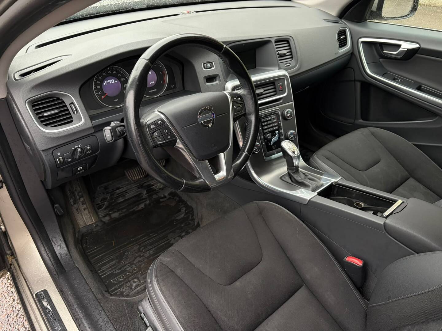 VOLVO V60 2012
