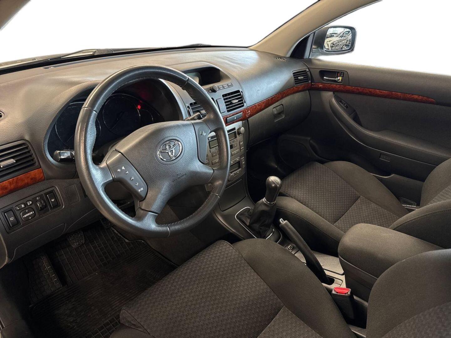 TOYOTA Avensis 7
