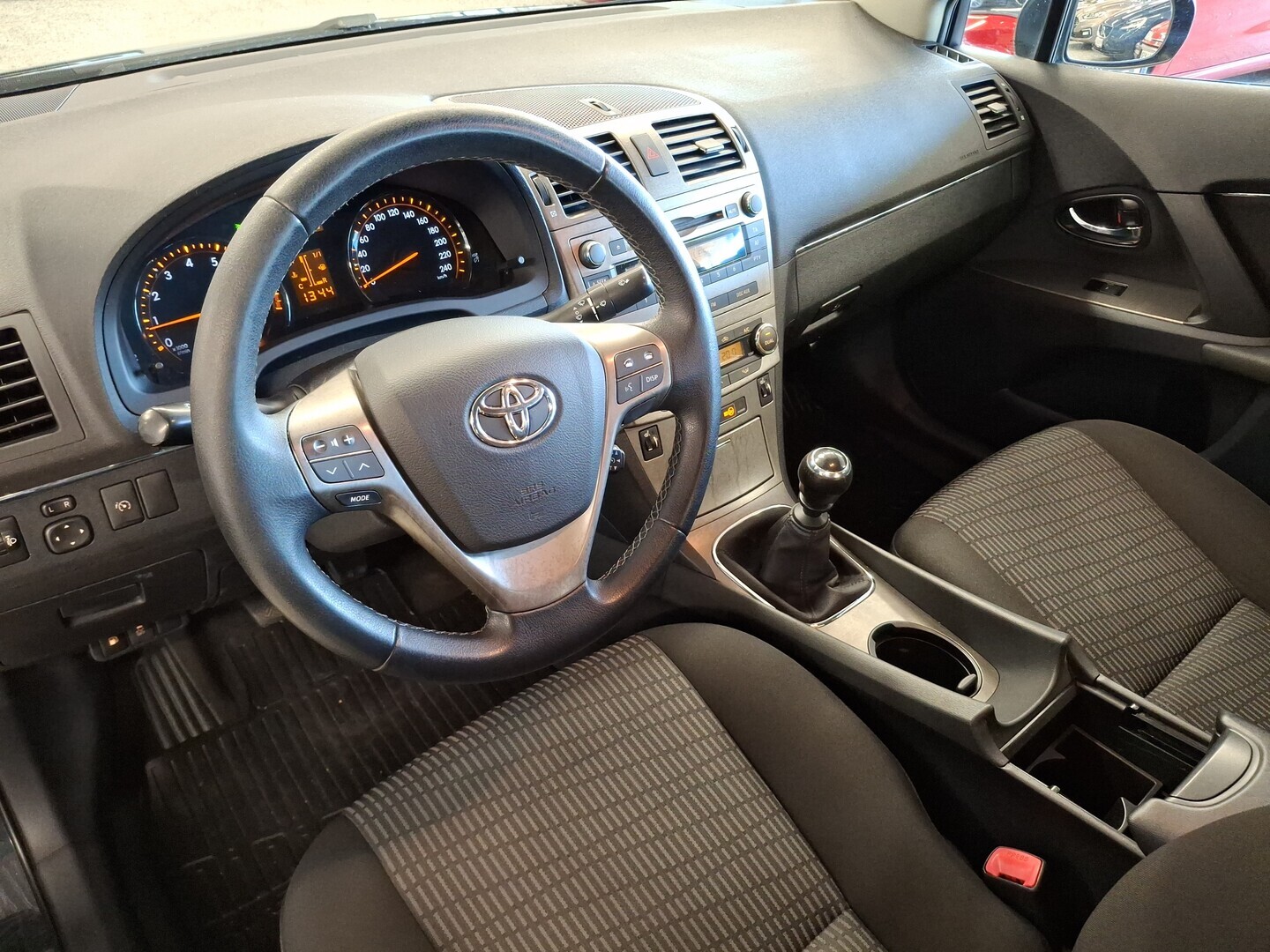 TOYOTA Avensis 2011