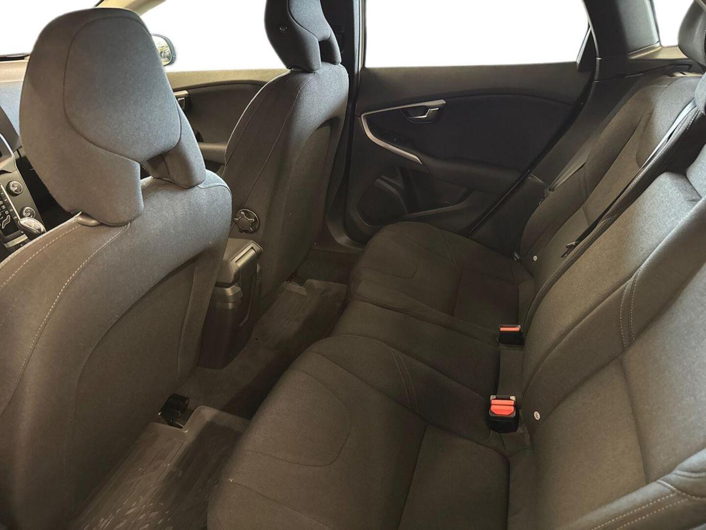 VOLVO V40 10