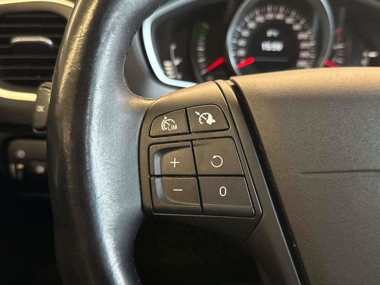 VOLVO V40 17