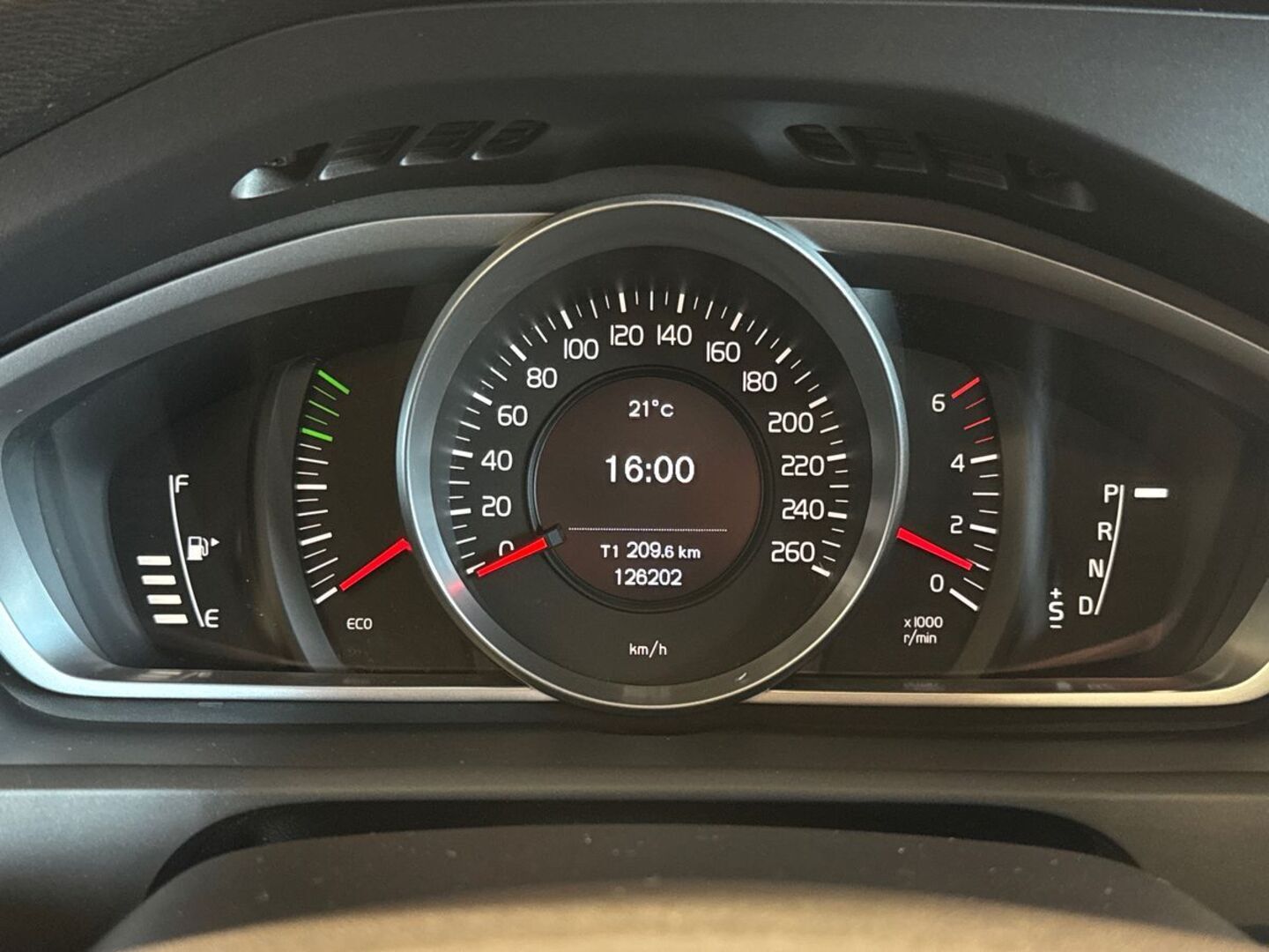 VOLVO V40 19