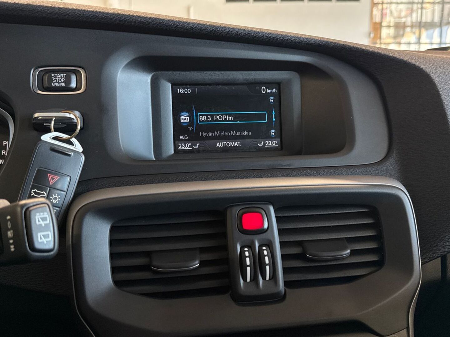 VOLVO V40 23