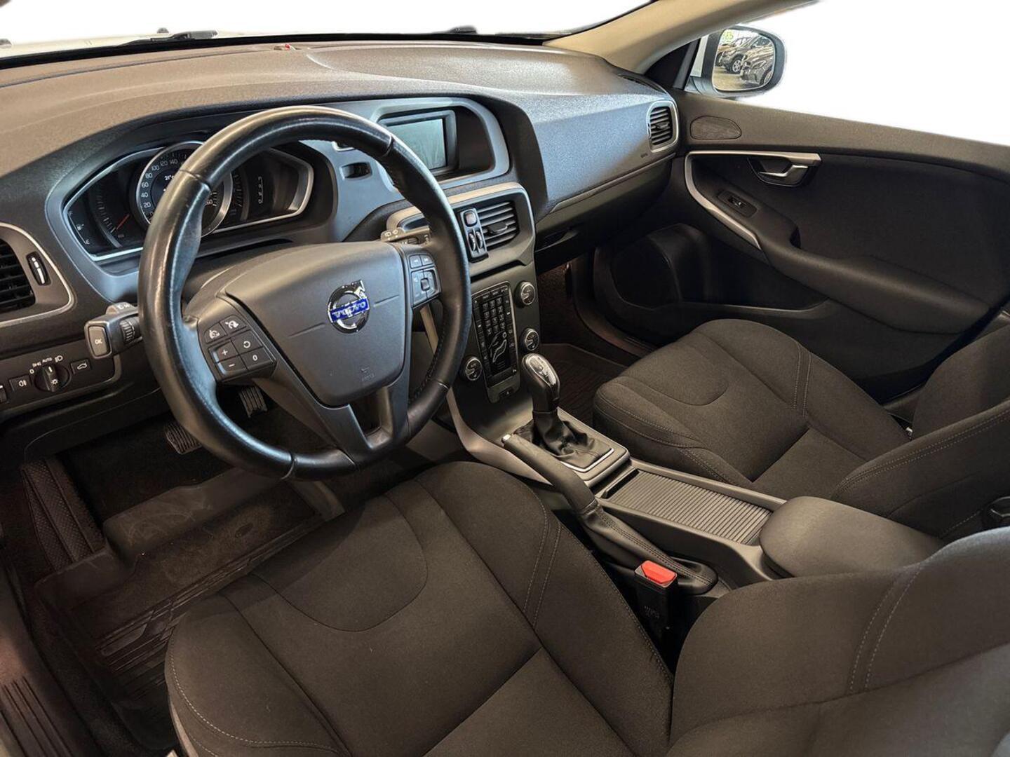 VOLVO V40 7