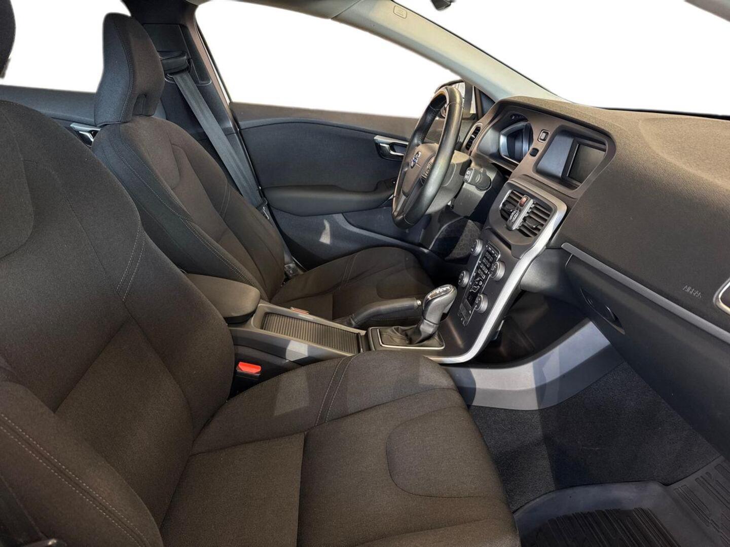 VOLVO V40 9