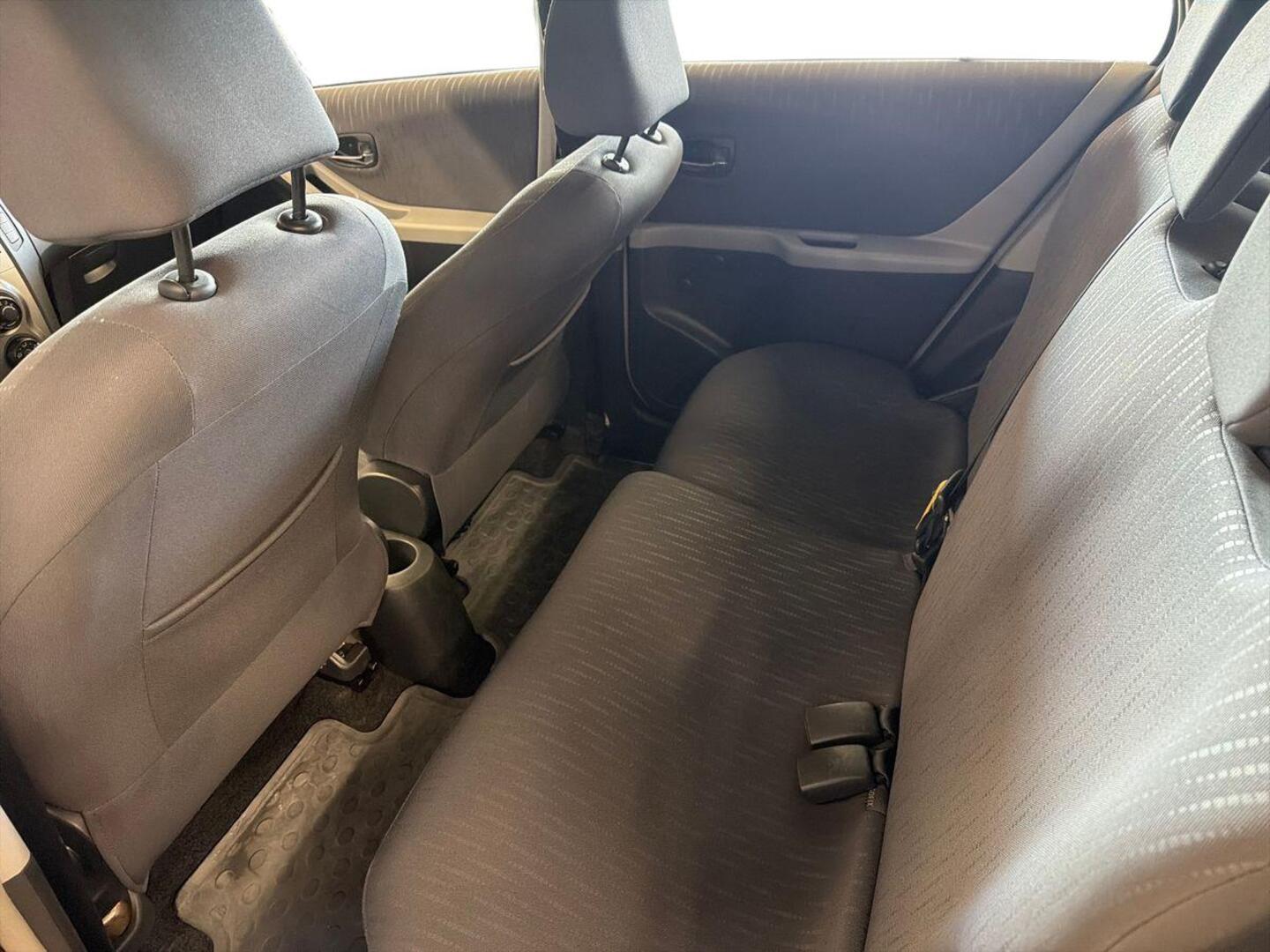 TOYOTA Yaris 2010