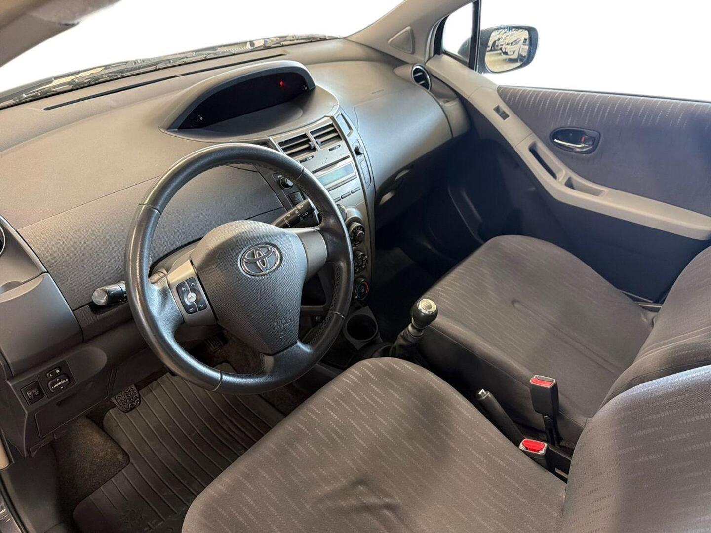 TOYOTA Yaris 2010