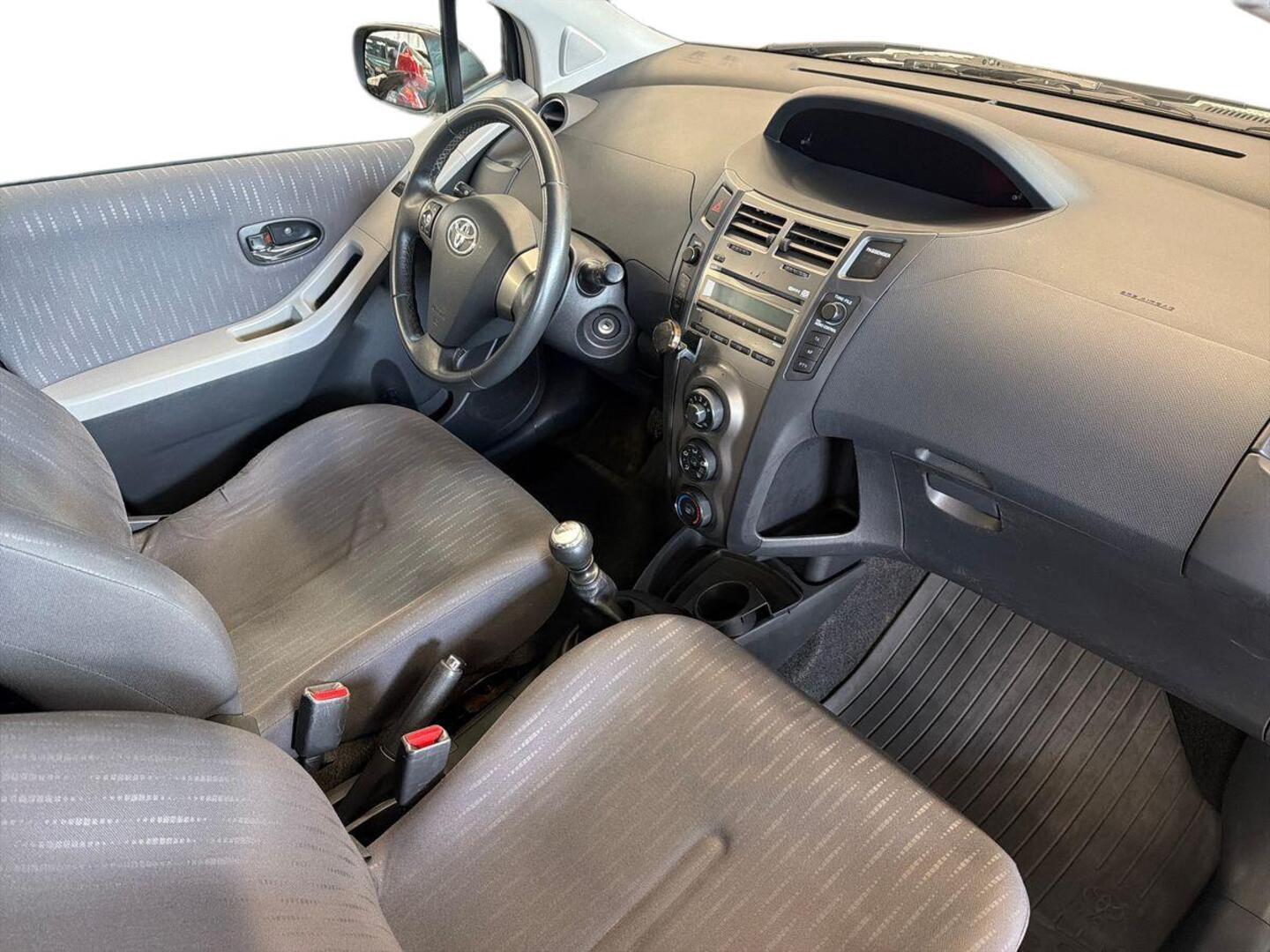 TOYOTA Yaris 2010
