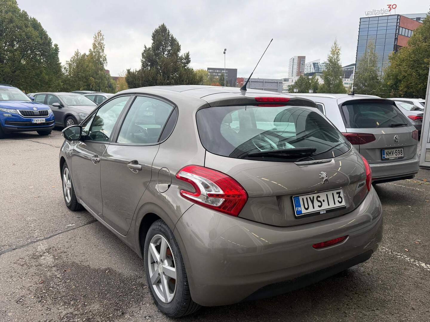 PEUGEOT 208 4