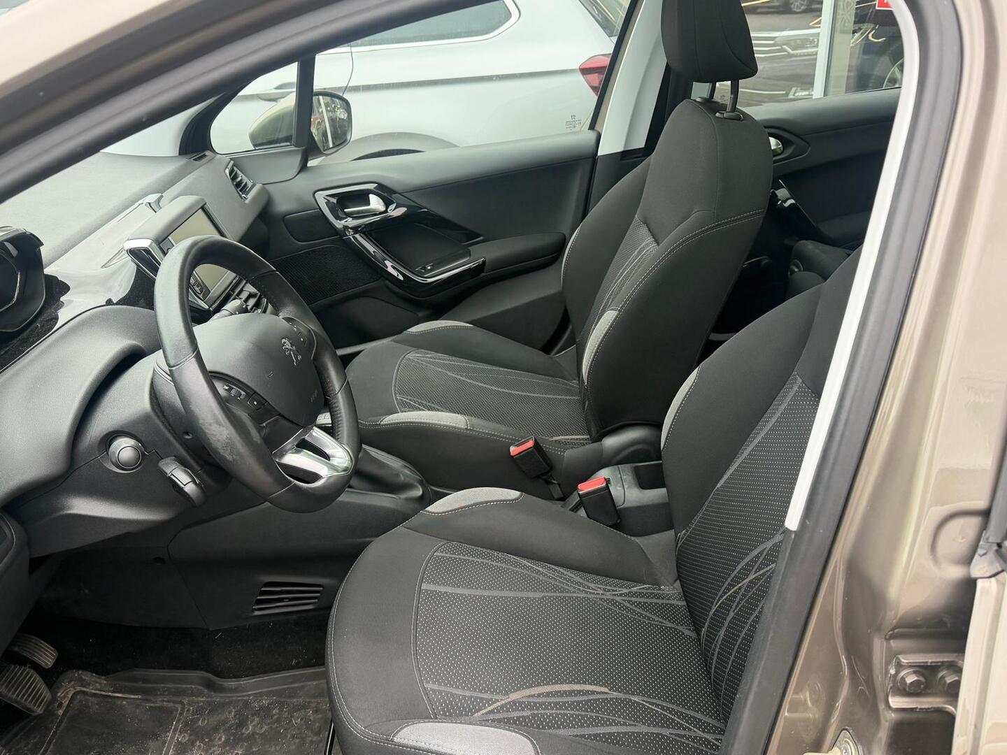 PEUGEOT 208 5