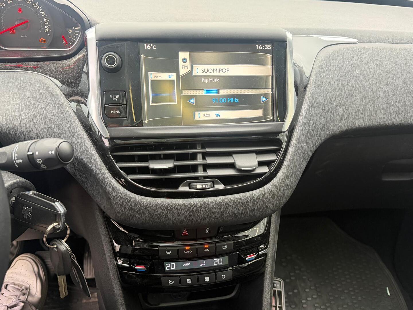 PEUGEOT 208 6