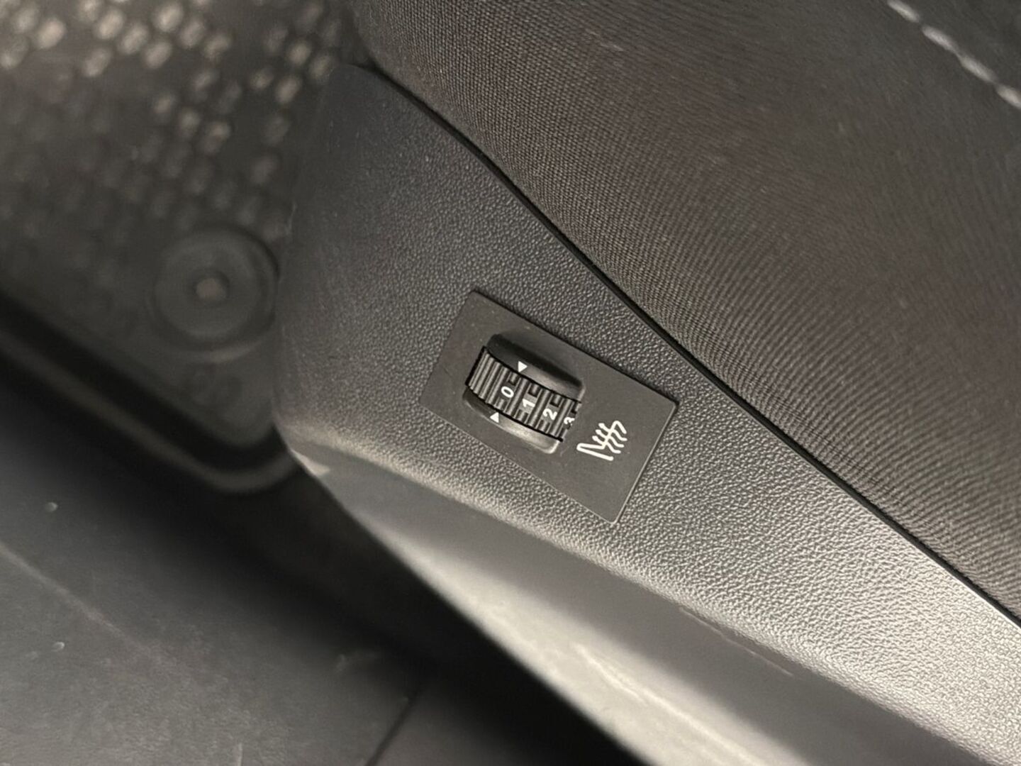 PEUGEOT 208 2014