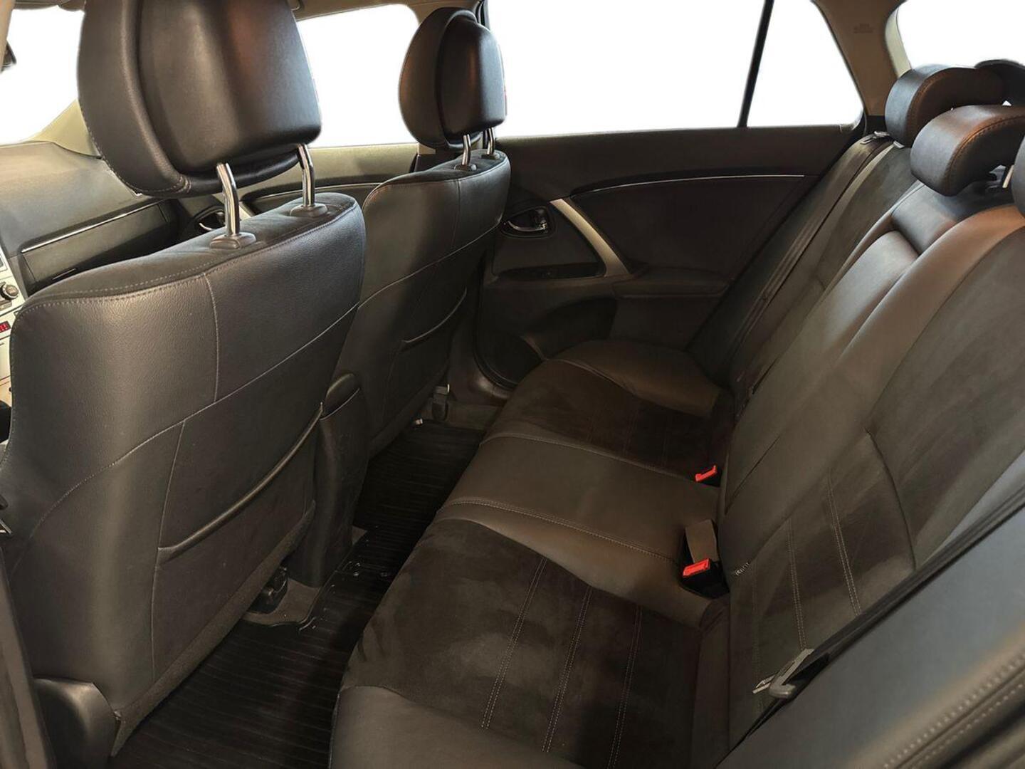 TOYOTA Avensis 2015