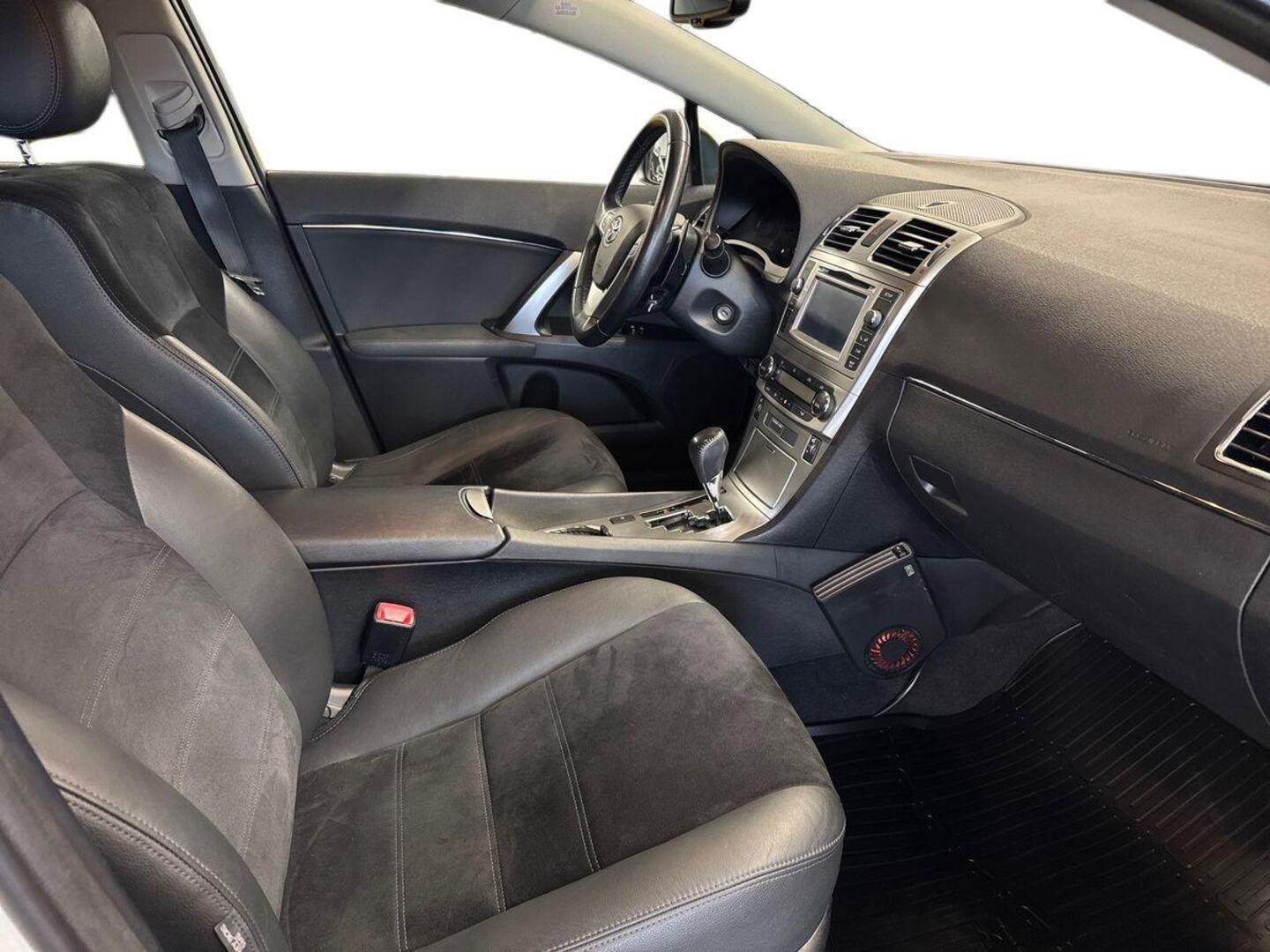 TOYOTA Avensis 2015
