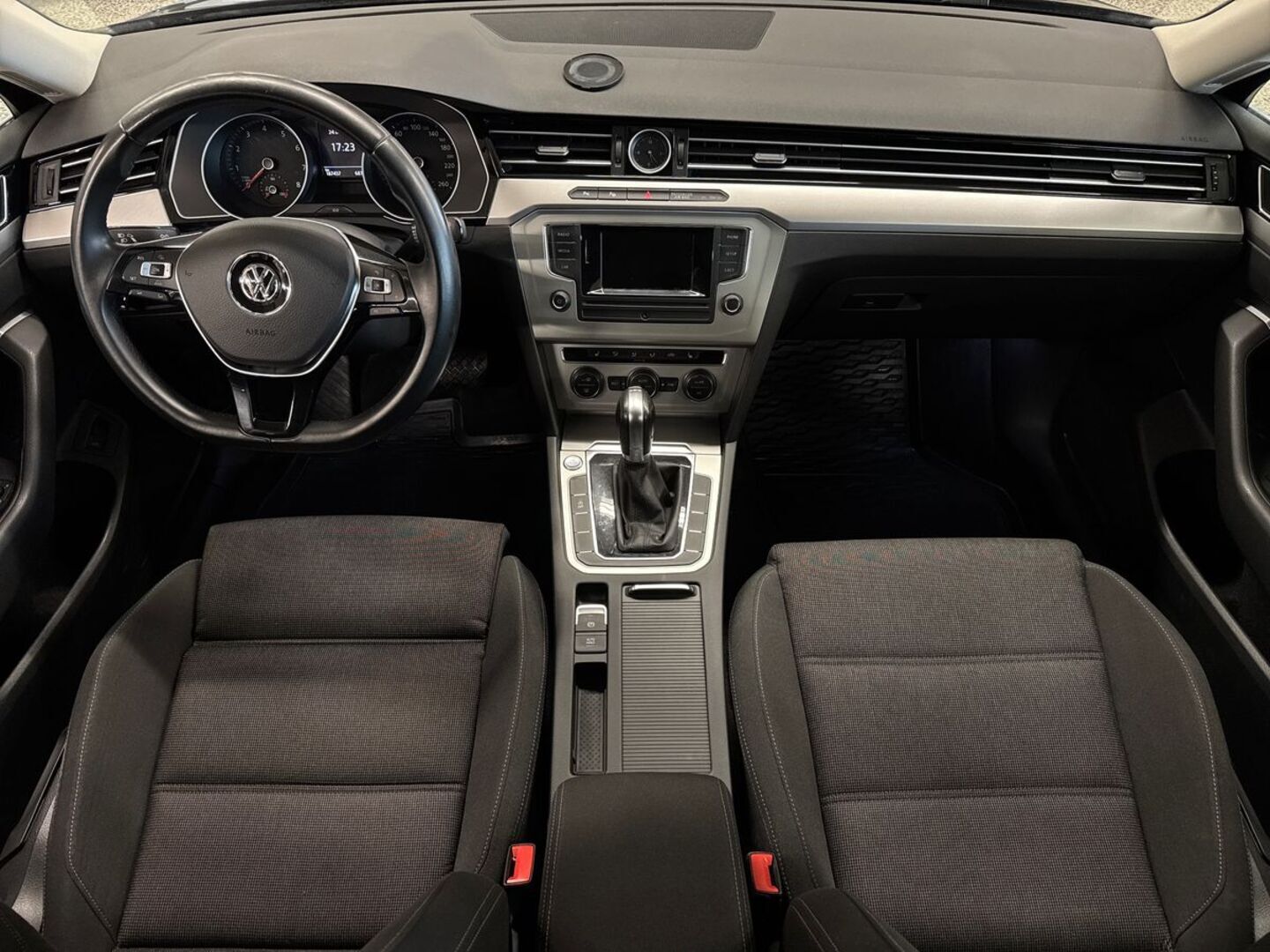 VOLKSWAGEN Passat 26