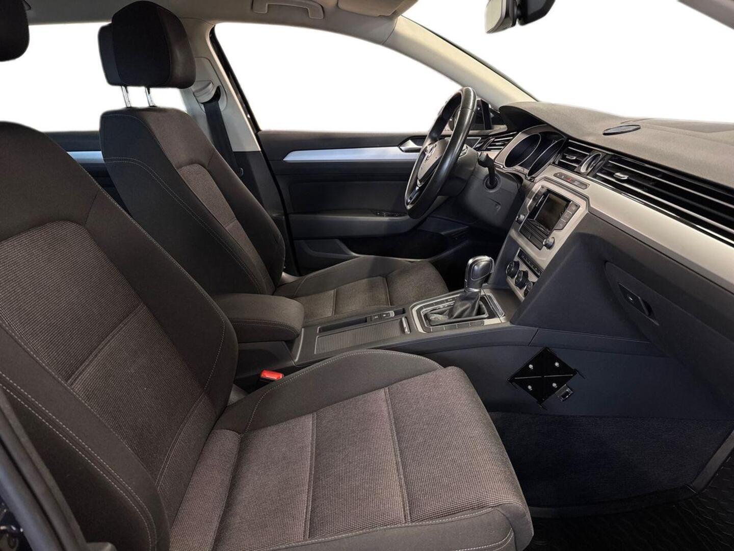 VOLKSWAGEN Passat 9