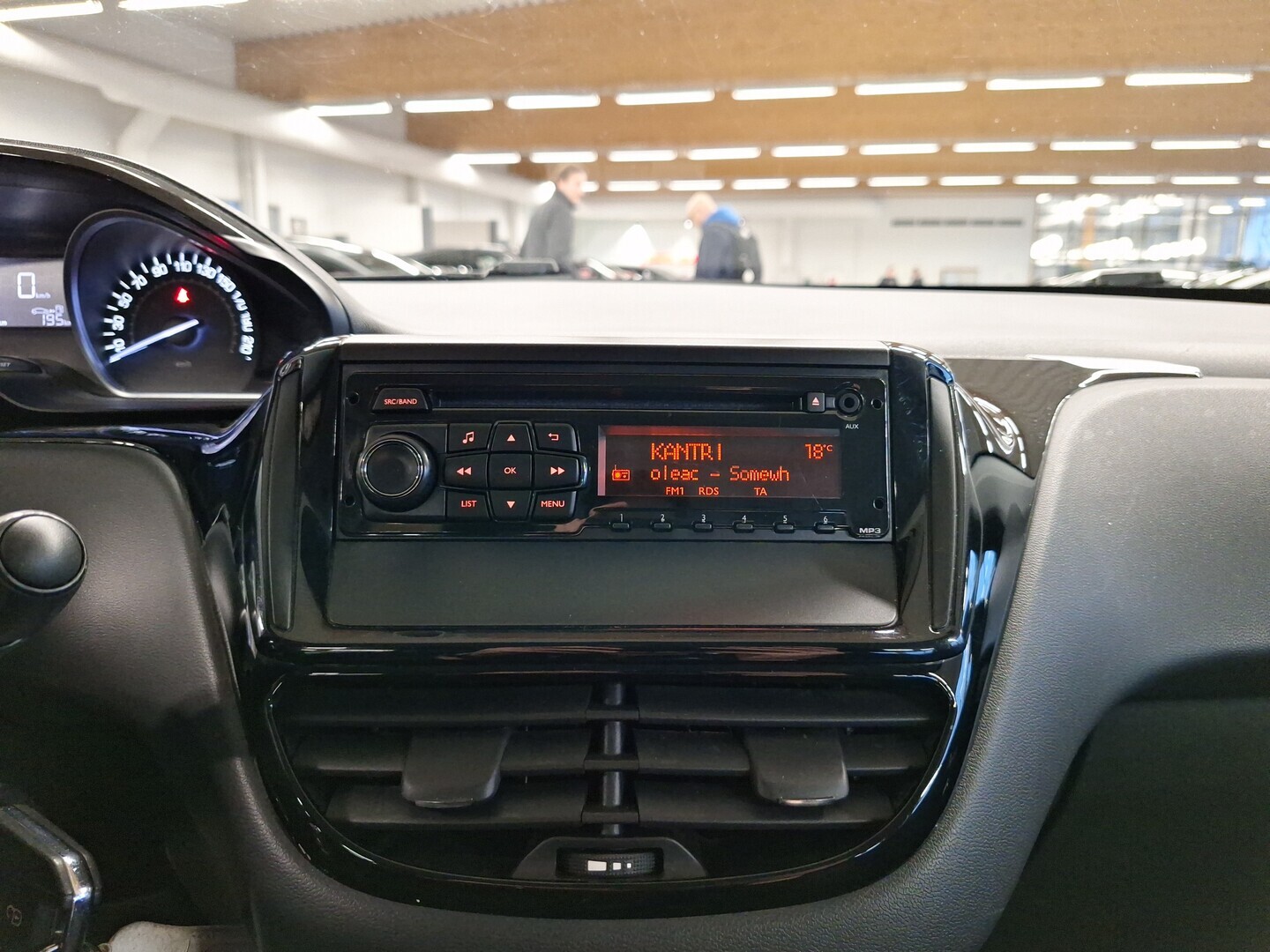 PEUGEOT 208 2015