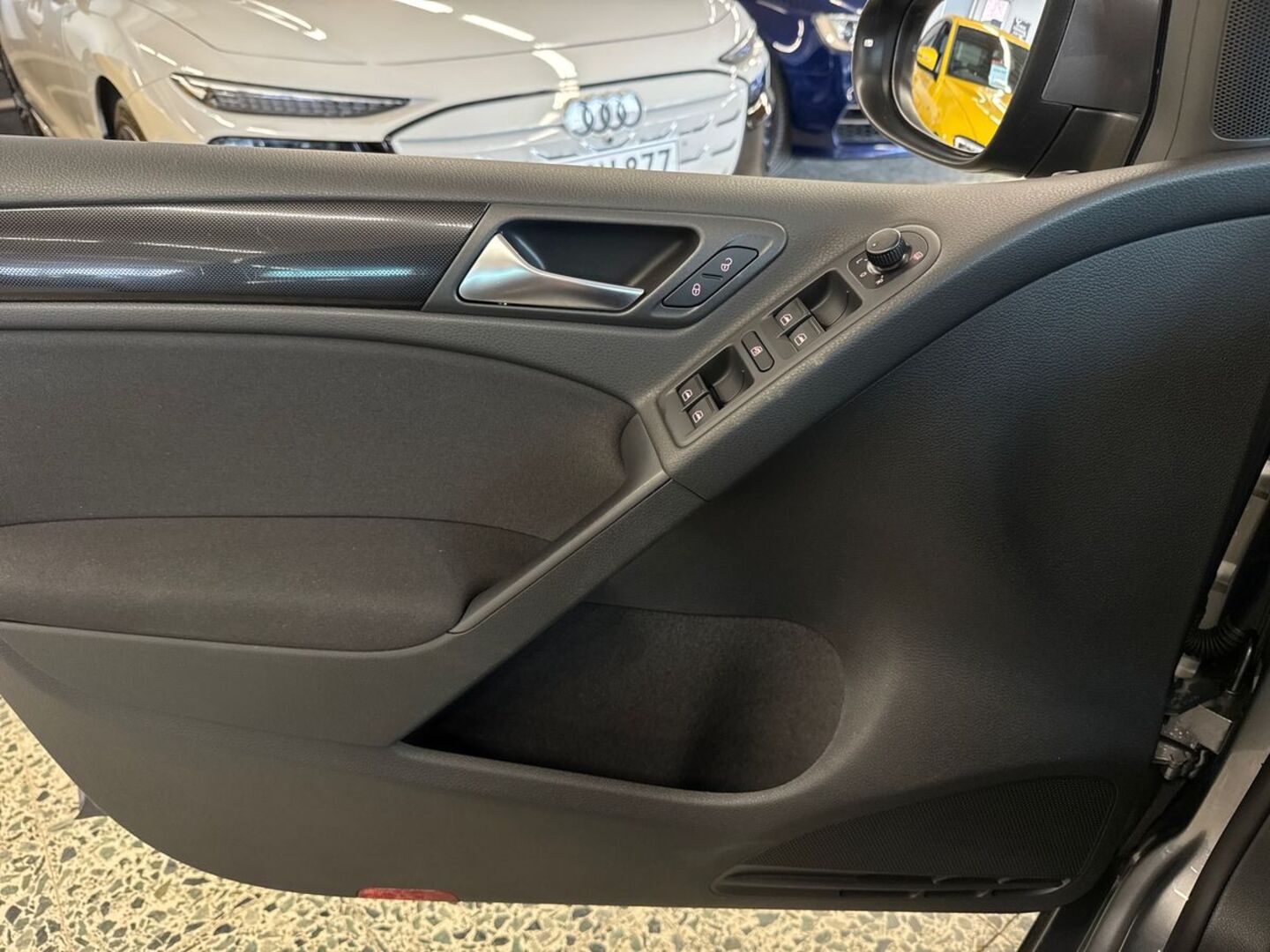 VOLKSWAGEN Golf 2012