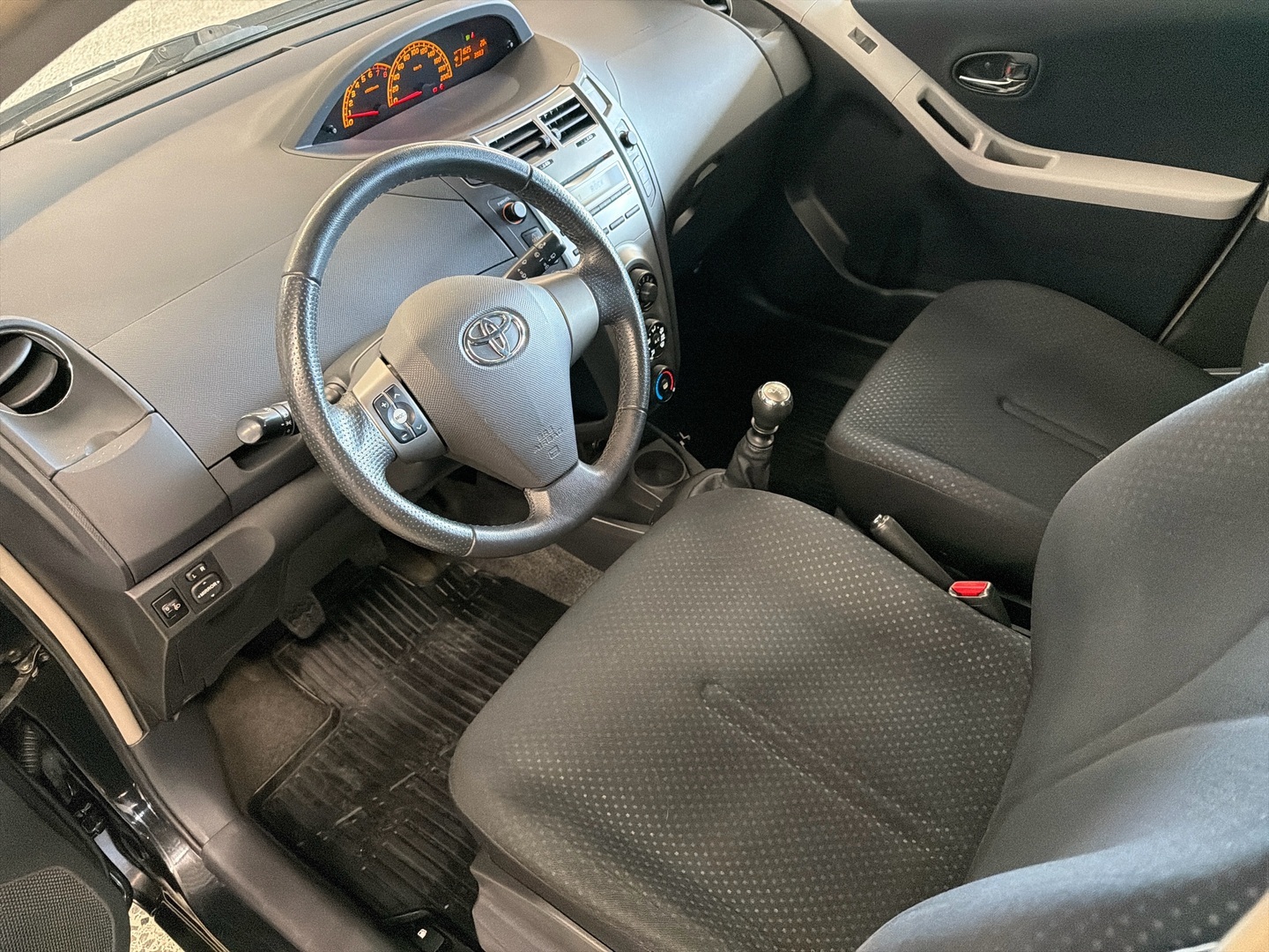 TOYOTA Yaris 2010