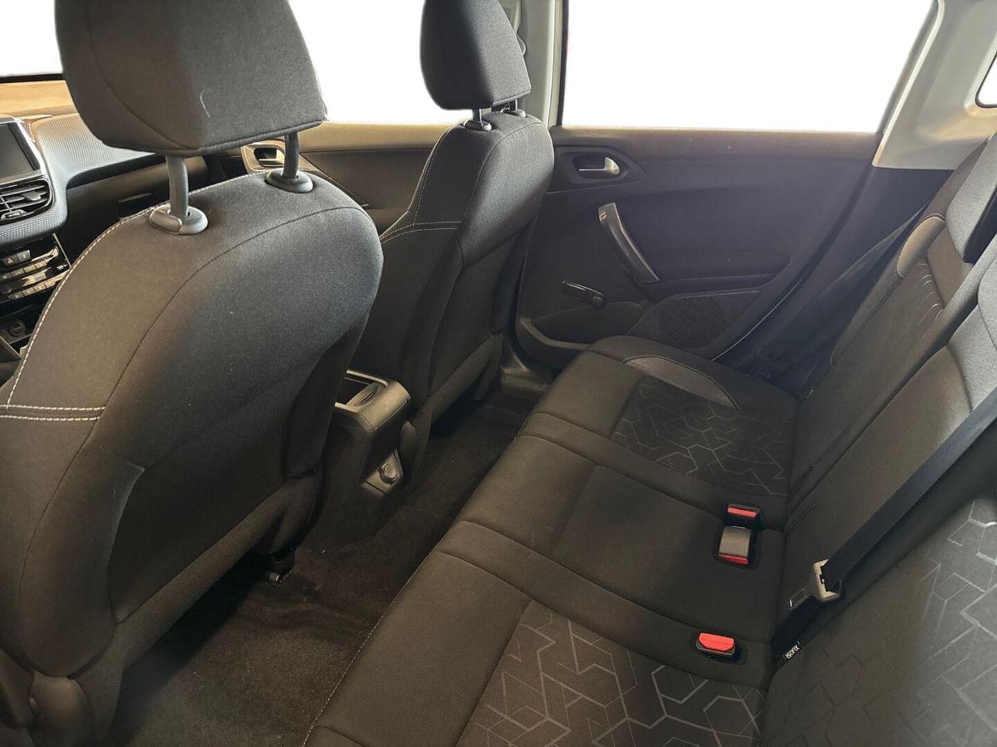 PEUGEOT 2008 8