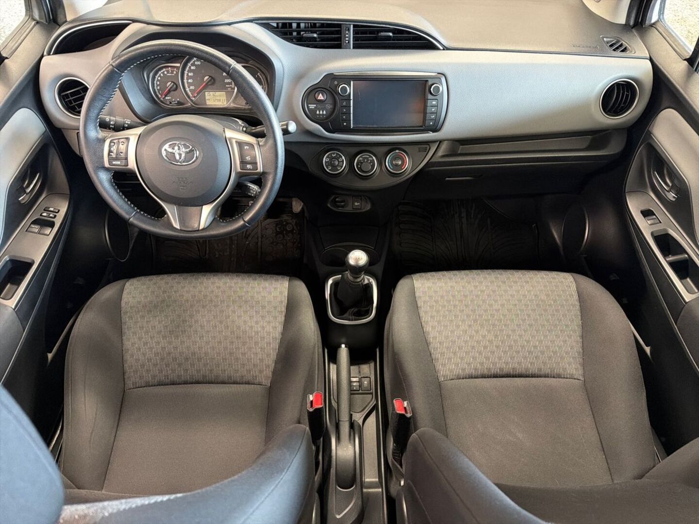 TOYOTA Yaris 2016