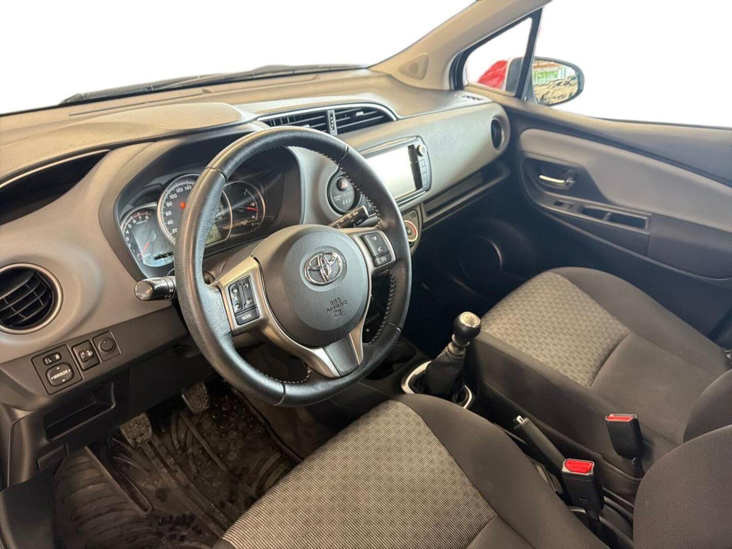 TOYOTA Yaris 2016