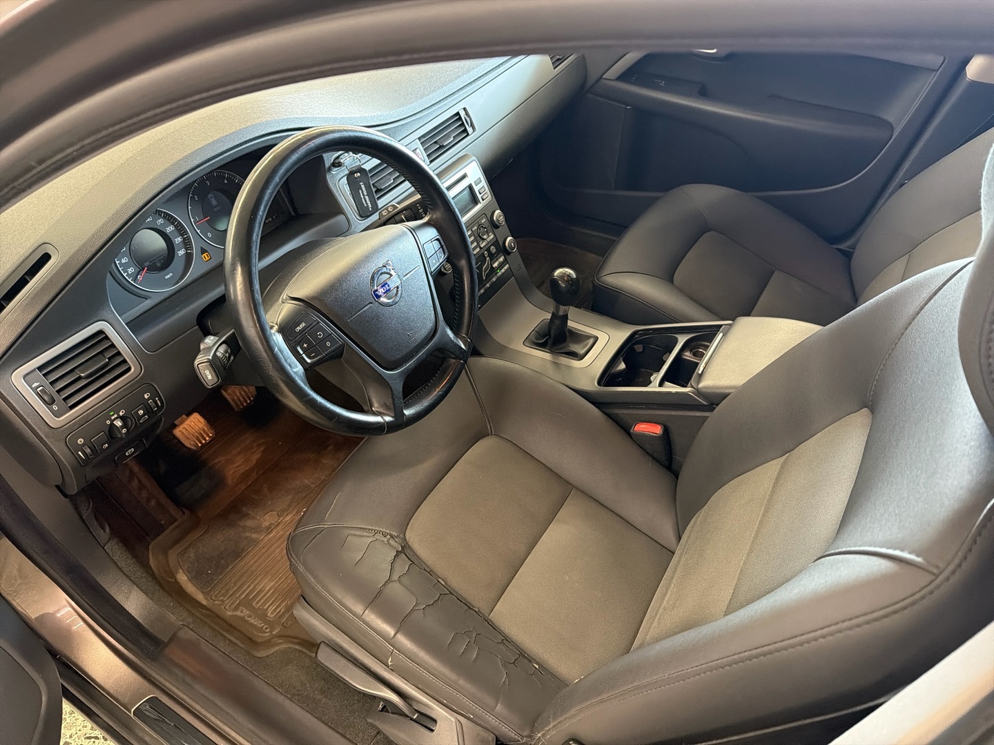 VOLVO V70 2010