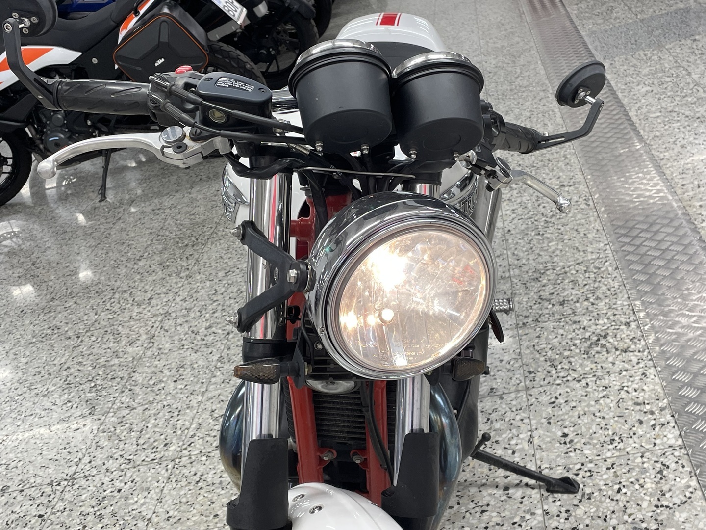 TRIUMPH Thruxton 2011