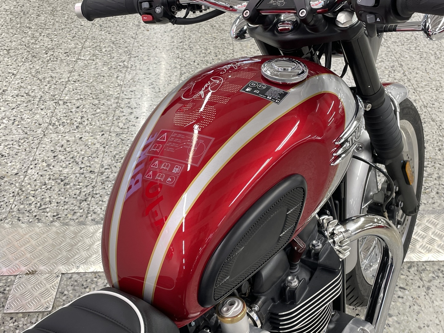 TRIUMPH BONNEVILLE 2024