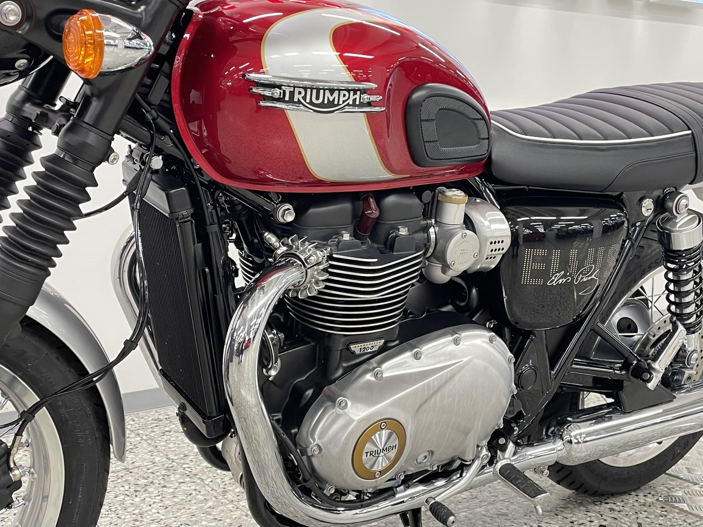 TRIUMPH BONNEVILLE 2024