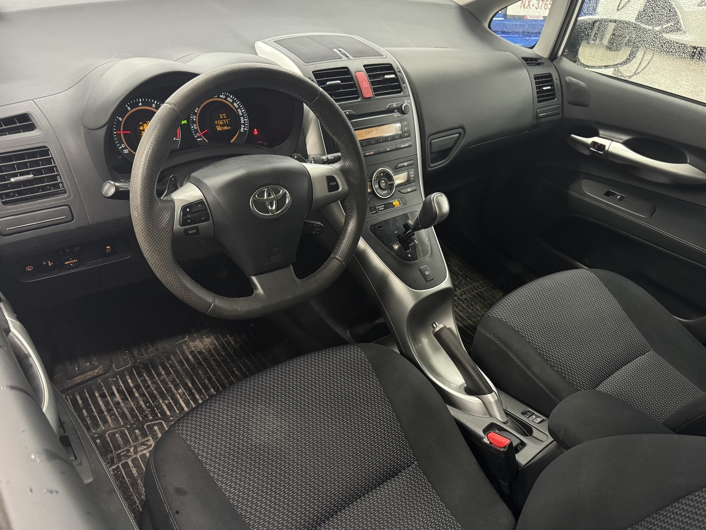 TOYOTA Auris 2011