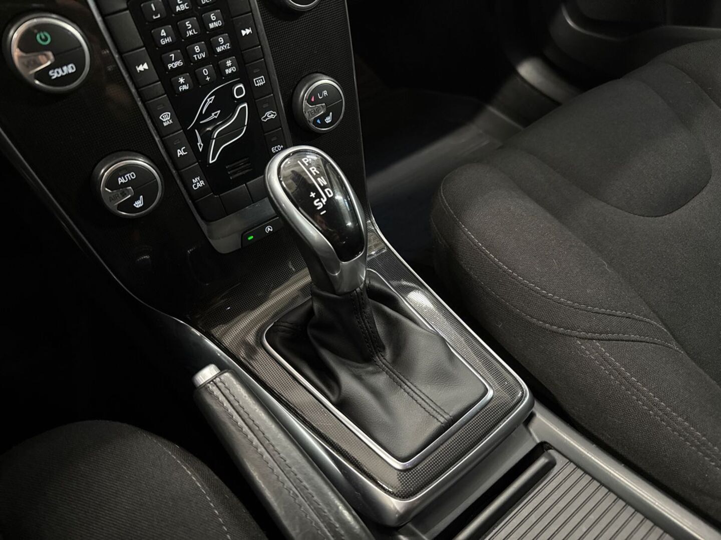 VOLVO V40 Cross Country 24