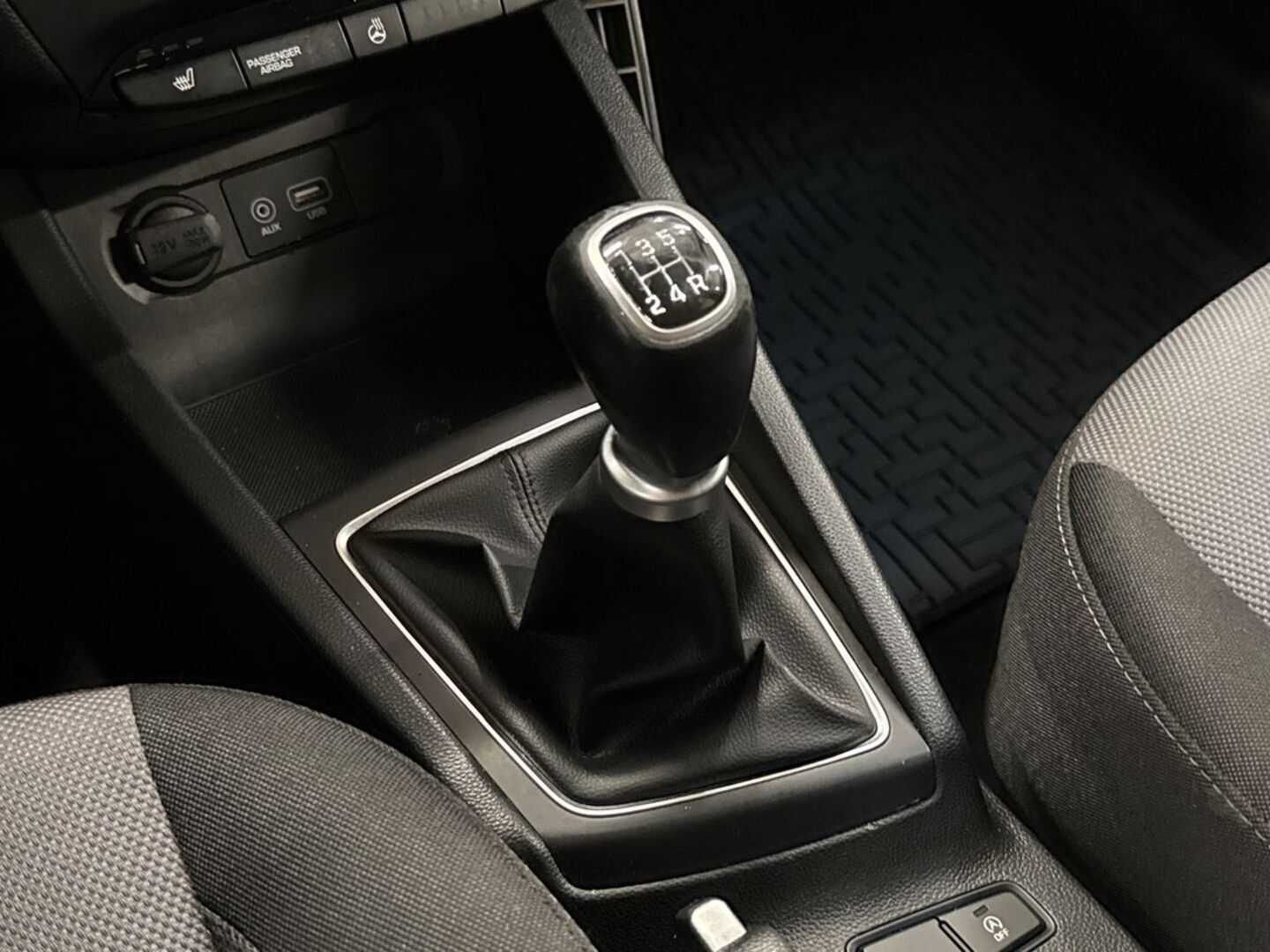 HYUNDAI i20 Hatchback 27