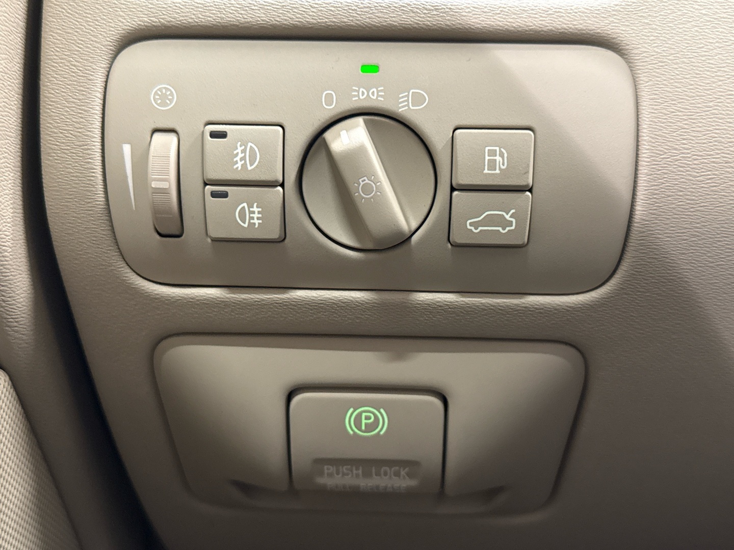 VOLVO V70 2011