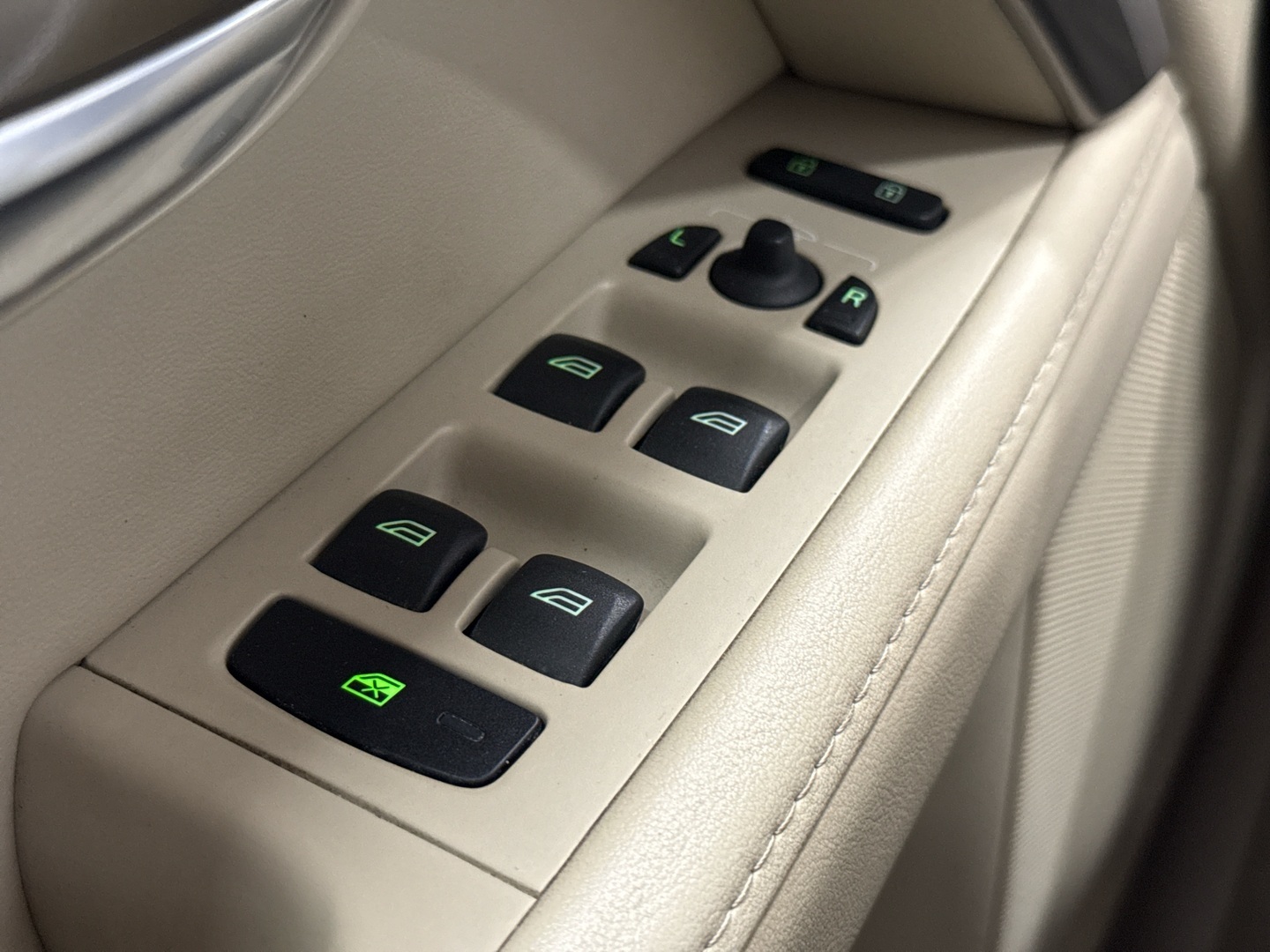 VOLVO V70 2011
