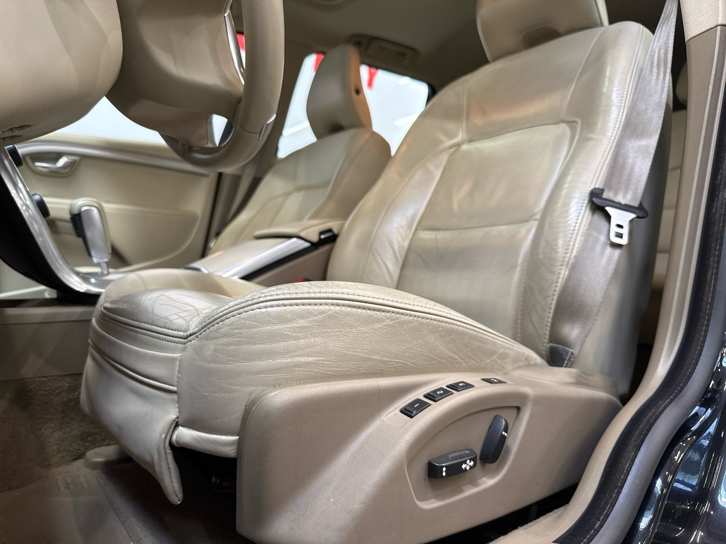 VOLVO V70 2011