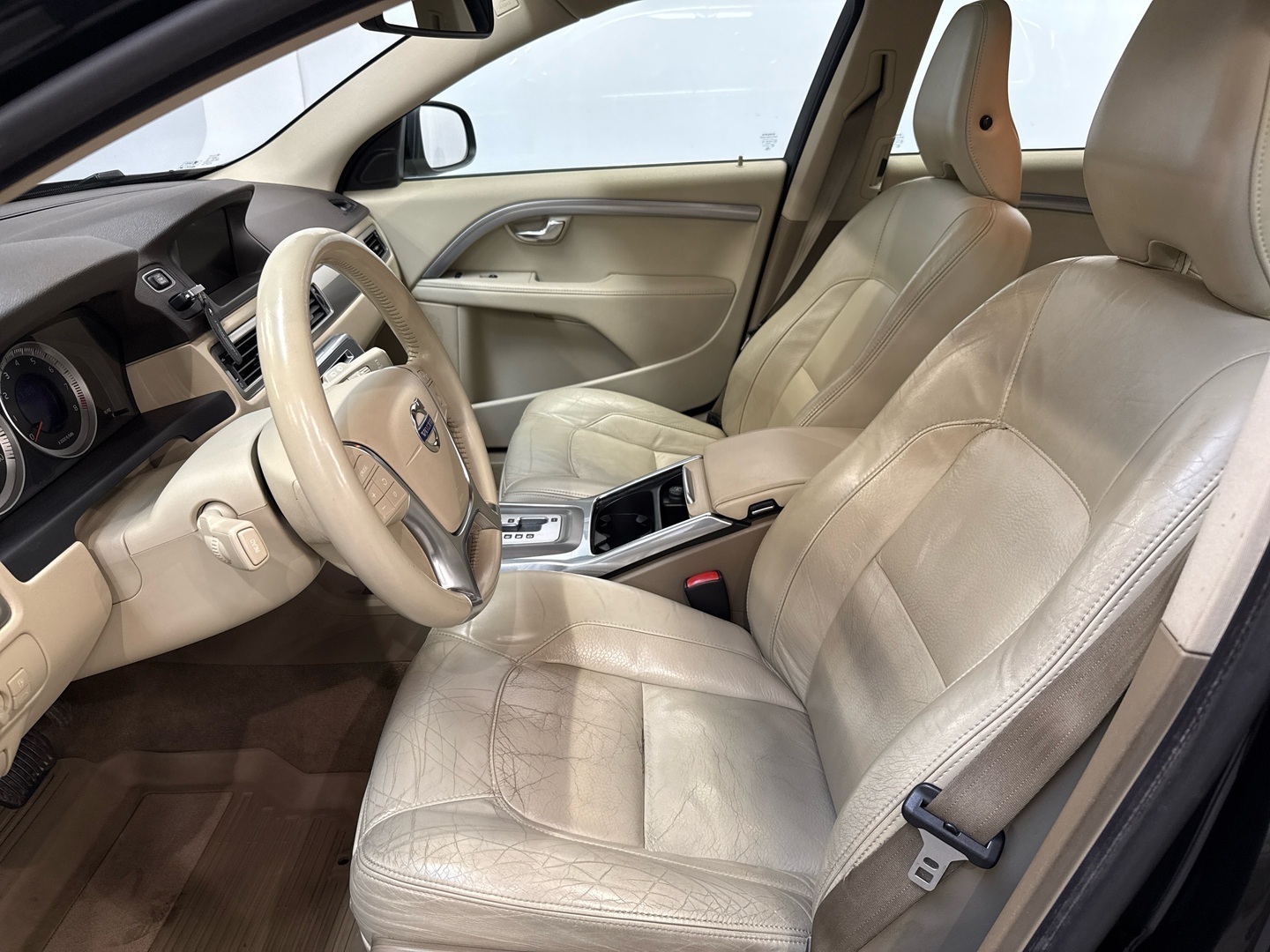VOLVO V70 2011