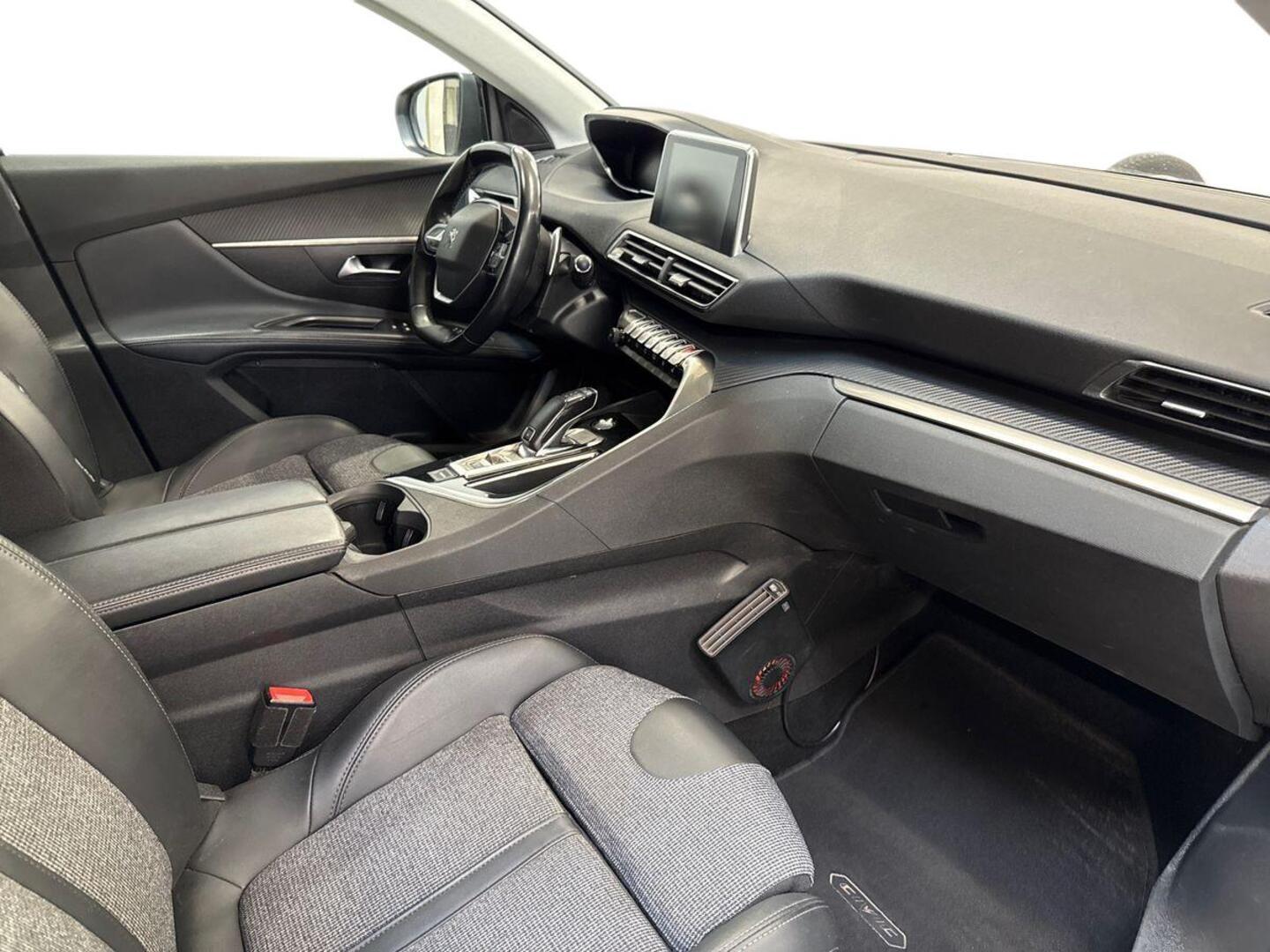 PEUGEOT 5008 2020