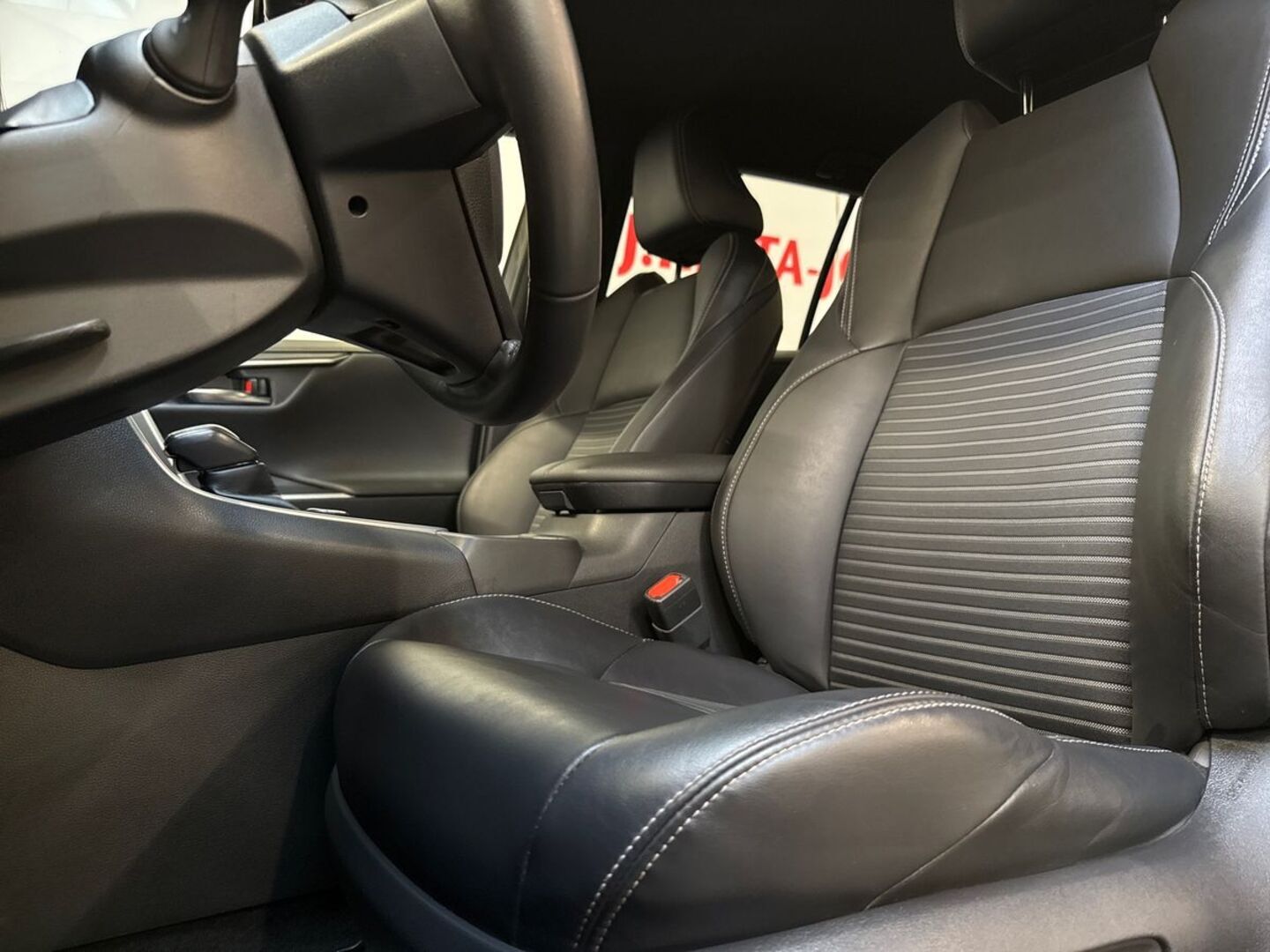 TOYOTA RAV4 29