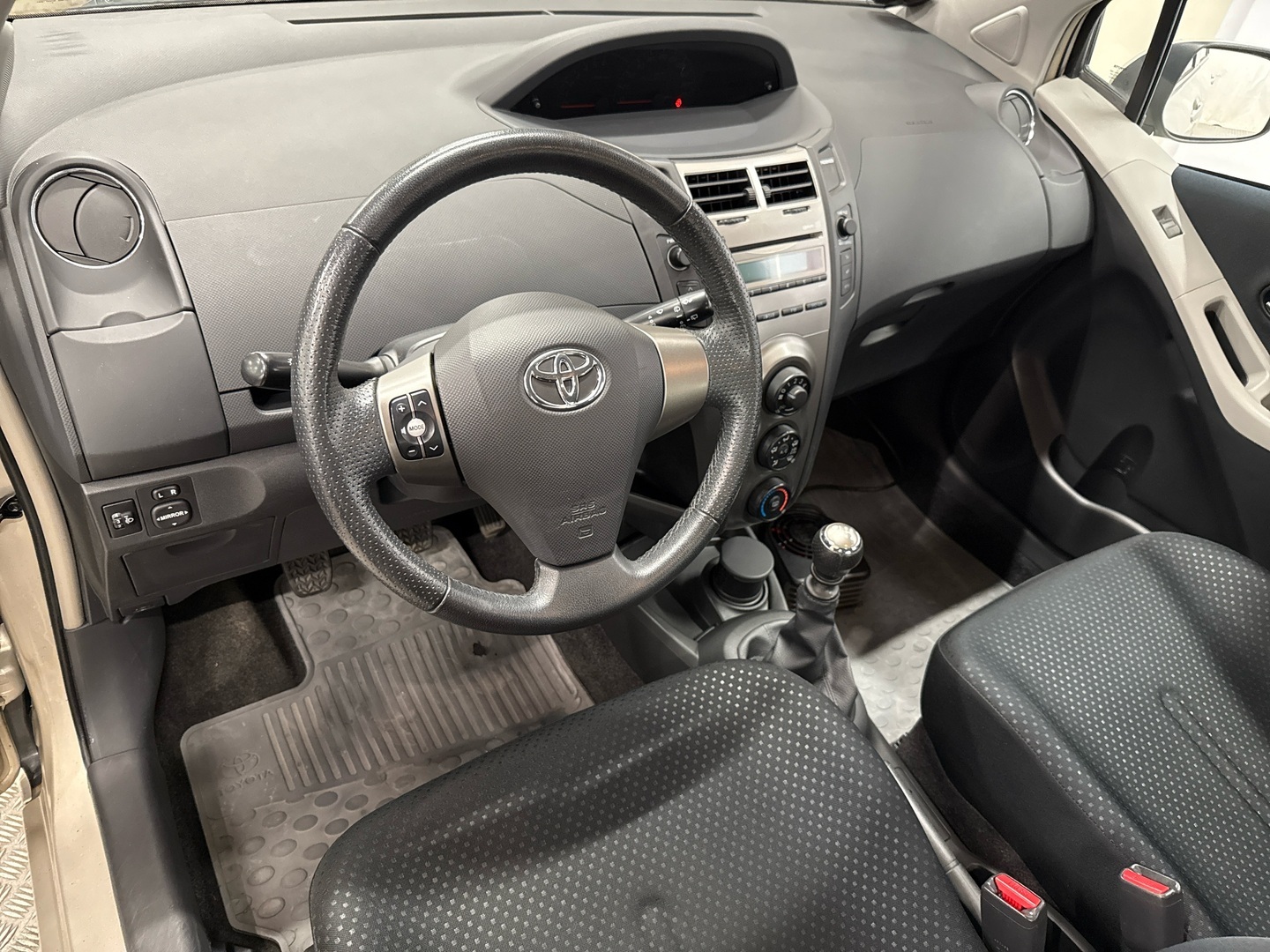 TOYOTA Yaris 2010