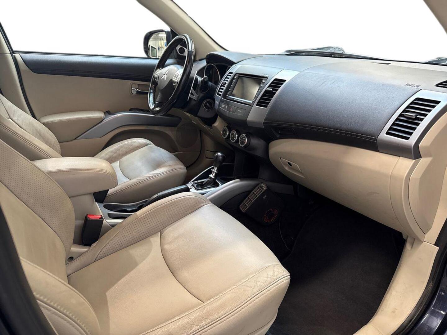 MITSUBISHI Outlander 2012