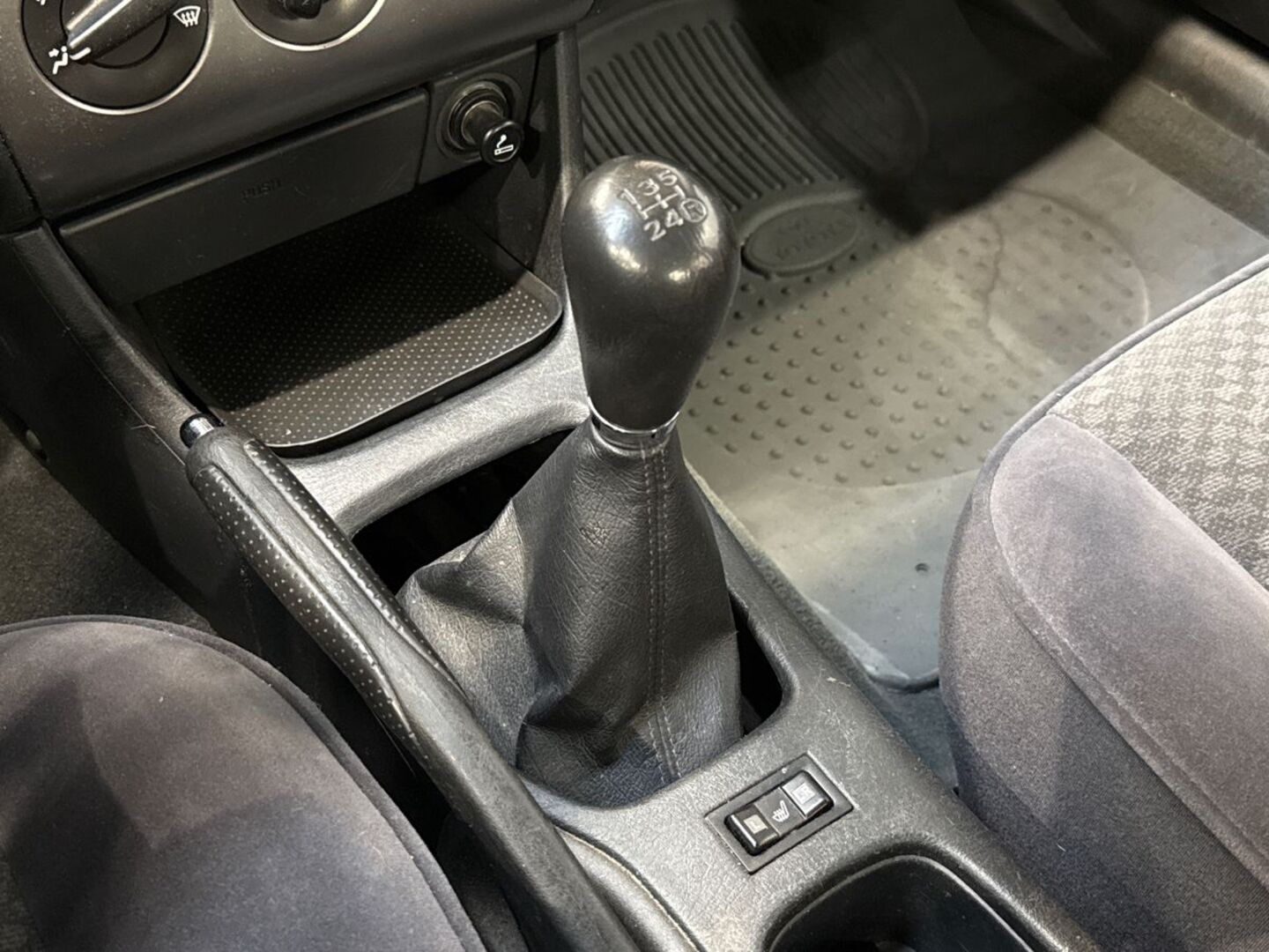 TOYOTA Avensis 2001