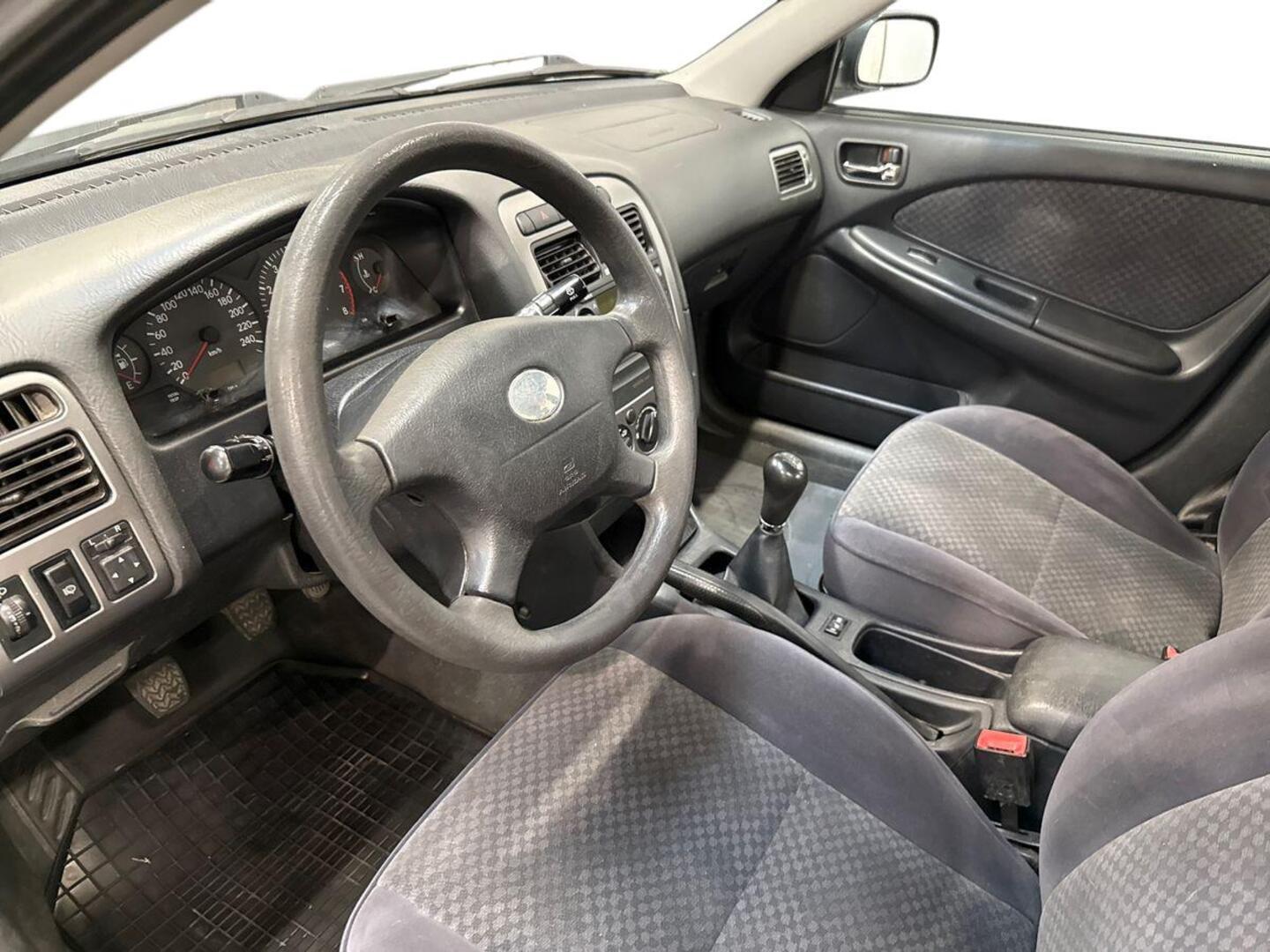 TOYOTA Avensis 2001