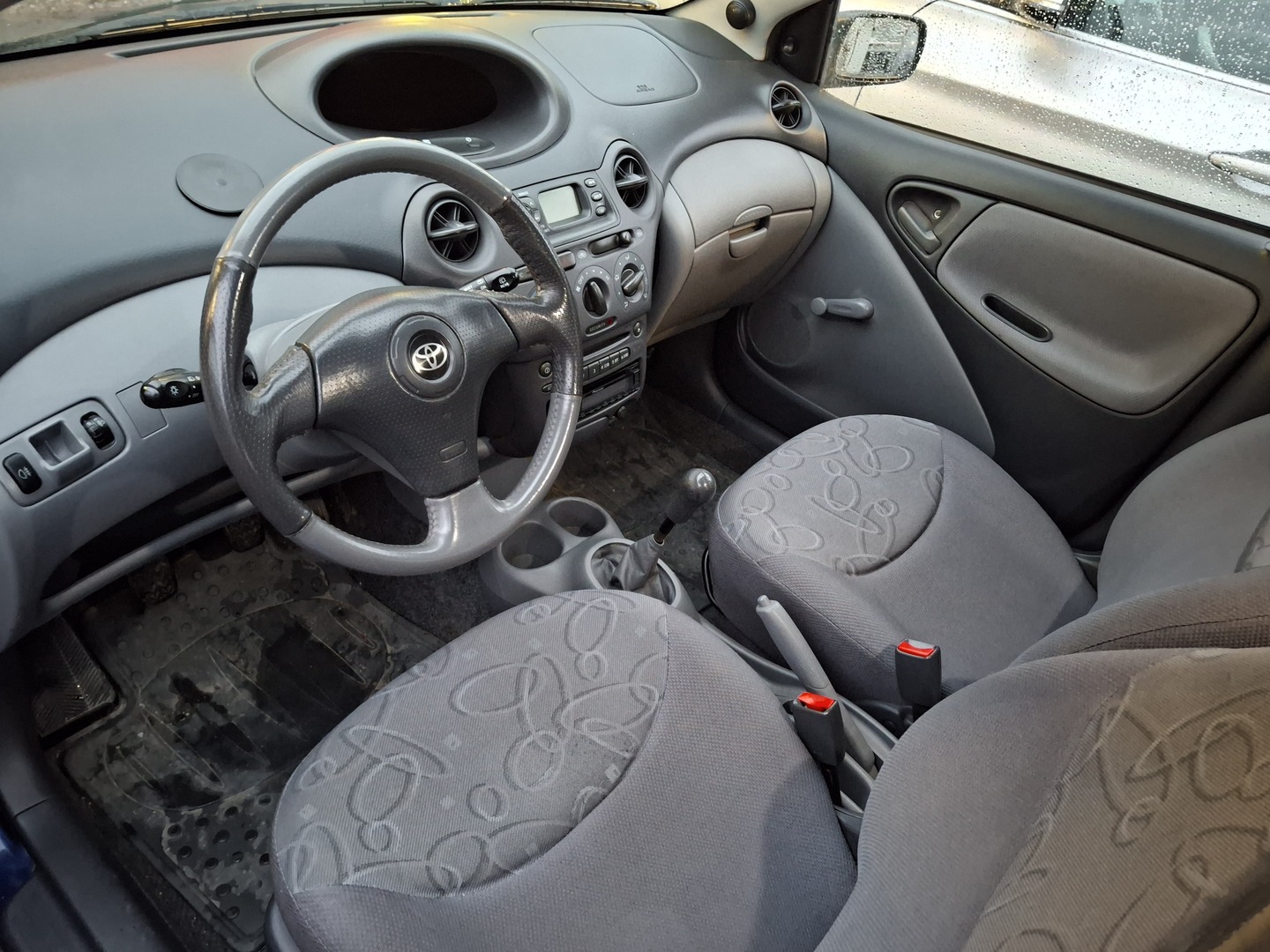 TOYOTA Yaris 2001