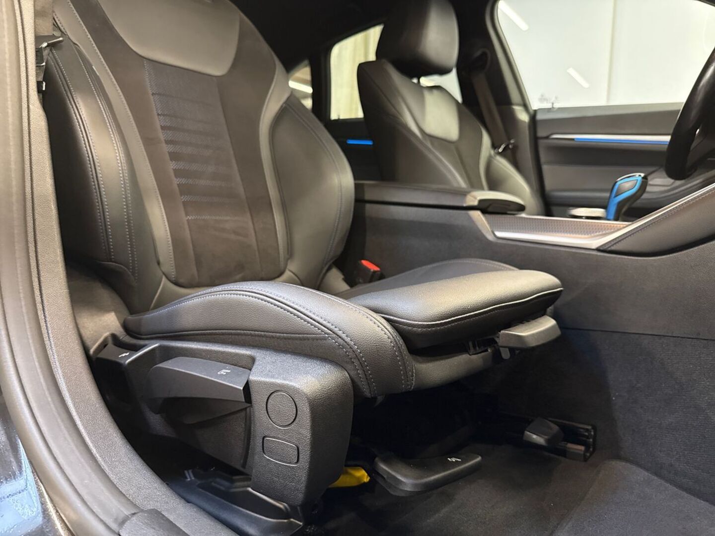 BMW i4 18