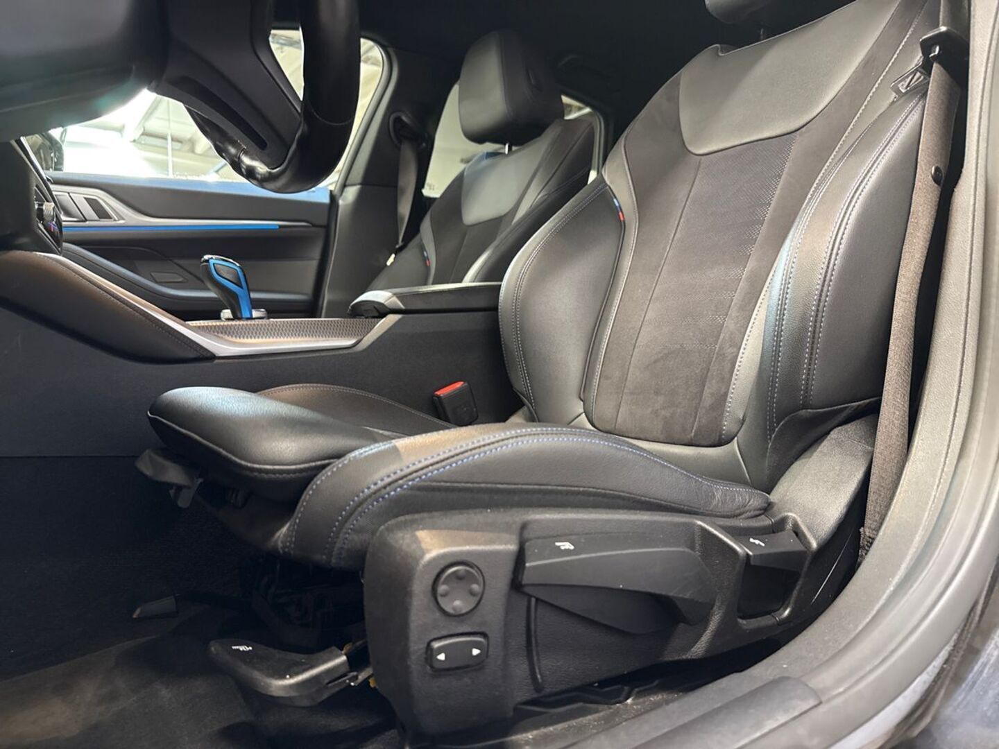 BMW i4 22
