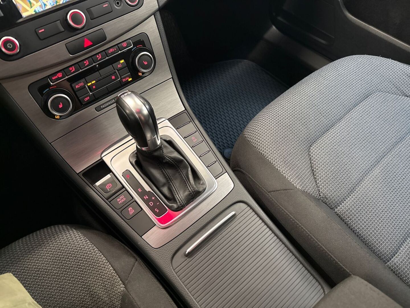 VOLKSWAGEN Passat 2011