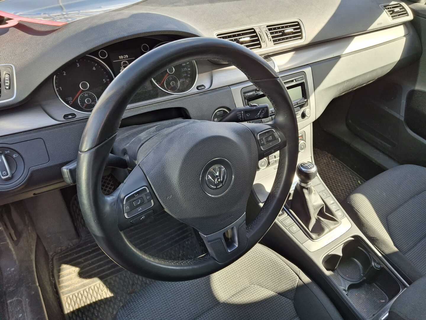 VOLKSWAGEN Passat 2011